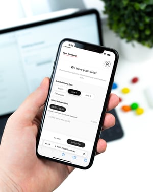 radaro-holding-iphone-xs-DSS_720